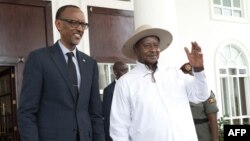 Les présidents Paul Kagame (à g.) du Rwanda et Kaguta Yoweri Museveni de l'Ouganda à Entebe, Ouganda, 25 mars 2018. ( Michele Sibiloni / AFP)