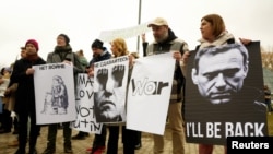 ნავლნის მხარდამჭერების საპროტესტო აქცია რიგაში, რუსეთის საელჩოს წინ.