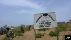 Para tentara berjaga di depan sekolah di Chibok, Senin (21/4), dimana sekitar 200 siswi diculik oleh kelompok bersenjata, Selasa (15/4) yang lalu.