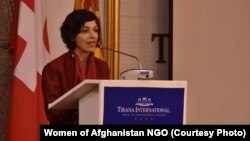 رینا امیری، نمایندۀ ویژۀ ایالات متحده در امور زنان، دختران و حقوق بشر در افغانستان هنگام سخنرانی در نشست زنان در البانیا