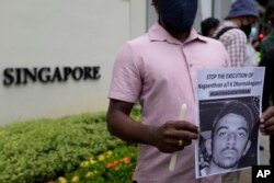 Aktivis menghadiri nyala lilin menentang eksekusi yang akan datang terhadap Nagaenthran K. Dharmalingam, yang dijatuhi hukuman mati karena perdagangan heroin ke Singapura, di luar Kedutaan Singapura di Kuala Lumpur, Malaysia, Senin, 8 November 2021. (Foto: AP)
