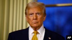 Trump, NBC’ye verdiği röportajda da göreve başladığında yasadışı göçmenleri göndereceğini, ek ithalat vergileri getireceğini ve “doğumla gelen ABD vatandaşlığı hakkını” iptal etmeyi deneyeceğini söyledi