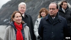 Le président français François Hollande, à droite, la ministre de l'Environnement Ségolène Royal, à gauche, le Président Olafur Ragnar Grimsson (derrière) et la Première Dame de l'Islande, Dorrit Moussaieff, (au centre) lors d'une visite officielle en Islan