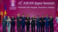 រូបឯកសារ៖ លោកនាយករដ្ឋមន្ត្រីជប៉ុន Shinzo Abe និងបណ្តានាយករដ្ឋមន្ត្រី​ទាំង១០នៃសមាគមអាស៊ាន ថតរូបនៅក្នុងកិច្ចប្រជុំកំពូលរវាងជប៉ុននិងអាស៊ាន នៅទីក្រុងបាងកក ប្រទេសថៃ កាលពីថ្ងៃទី៤ ខែវិច្ឆិកា ឆ្នាំ២០១៩។