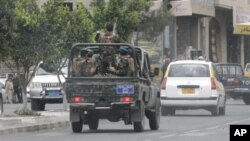 Pasukan keamanan Yaman melakukan patroli di kompleks kedutaan asing di Sana'a (foto: dok). Kawanan bersenjata menewaskan seorang diplomat Saudi, Rabu (28/11). 