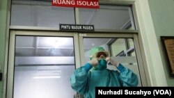  Seorang perawat di RSUP dr Sardjito mengenakan satu set alat pelindung diri (APD) lengkap. (Foto Nurhadi Sucahyo/VOA)