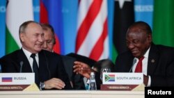 PICHA YA MAKTABA: Rais Vladmir Putin wa Russia (Kushoto) na mwenzake wa Afrika Kusini, Cyril Ramaphosa.