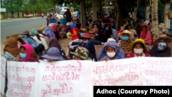 រូបឯកសារ៖ ប្រជាពលរដ្ឋមានជម្លោះដីធ្លីតវ៉ានៅខាងមុខសាលាដំបូងខេត្តកោះកុង ខណៈពលរដ្ឋ៥នាក់ ត្រូវបានតុលាការហៅសាកសួរ នៅថ្ងៃទី១២ ខែវិច្ឆិកា ឆ្នាំ២០២០។ (រូបថតដោយអាដហុក)