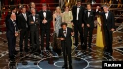 Director Alejandro Inarritu accepts the Oscar for best picture for his film "Birdman" during the 87th Academy Awards in Hollywood, California February 22, 2015. (REUTERS/Mike Blake)