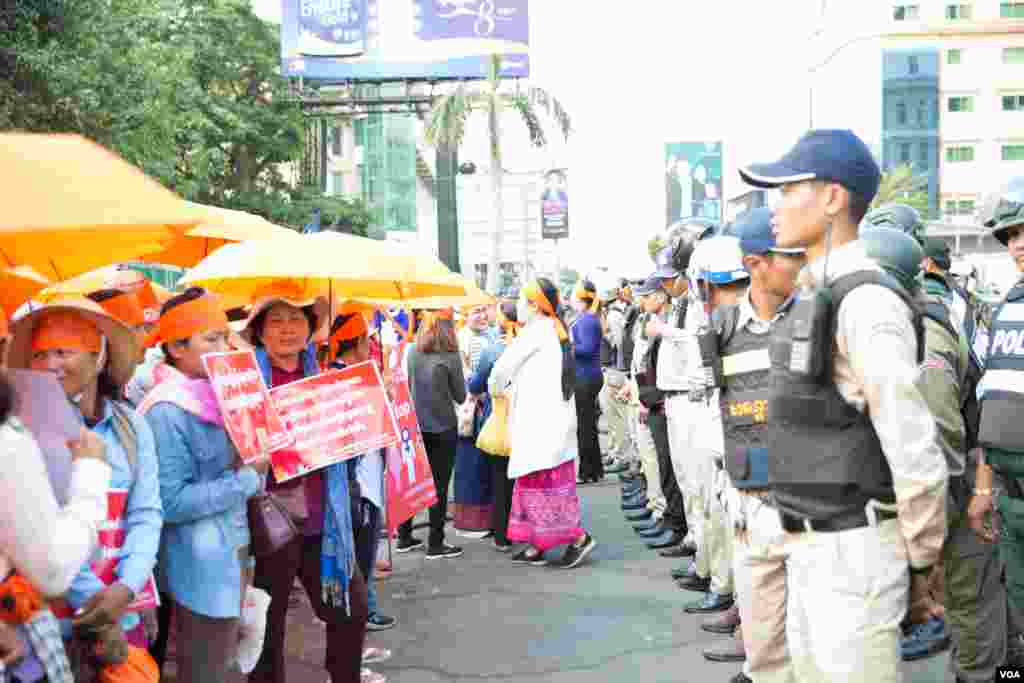 កង​កម្លាំង​ប៉ូលិស​និង​កងកម្លាំង​សន្តិសុខ​រាជធានី​ភ្នំពេញ​ឈរ​បាំង​ក្រុម​សហជីព​និង​ក្រុម​អង្គការ​សង្គម​ស៊ីវិល មិន​ឲ្យ​ចេញ​ដើរ​ក្បួនដាក់​ញត្តិស្តី​ពី &laquo;តម្រូវ​ការ​អាទិភាព​របស់​ស្រ្តី&raquo; អំឡុង​ទិវា​សិទ្ធិ​នារី​អន្តរជាតិ​លើក​ទី​១០៨ នៅ​ក្នុង​ពហុកីឡដ្ឋាន​ជាតិ​អូឡាំពិក កាលពី​ថ្ងៃ០៨ ខែមីនា ឆ្នាំ២០១៩។(ទុំ ម្លិះ/VOA)