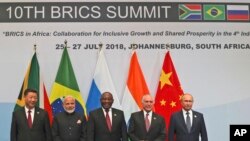 សមាជិក​ប្លុក BRICS ​ថត​រូប​​ជា​ក្រុម​ នៅ​ក្នុង​កិច្ចប្រជុំ BRICS នៅ​ក្នុង​ក្រុង Johannesburg ប្រទេស​អាហ្វ្រិក​ខាង​ត្បូង កាលពី​ថ្ងៃទី២៦ ខែកក្កដា​ ឆ្នាំ២០១៨។
