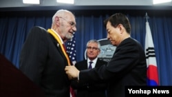 지난 2014년 10월 한민구 한국 국방부 장관(오른쪽)이 워싱턴 미국 국방부 청사에서 한국전 참전용사인 윌리엄 웨버 예비역 육군 대령에게 '백선엽 한미동맹상'을 수여하고 있다.