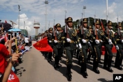 中国驻港部队2019年6月30日在香港昂船洲海军基地为纪念香港主权移交22周年举行升旗仪式。