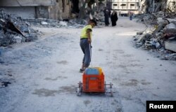 Palestinski dečak vuče kanistar sa vodom, tokom gorućeg konflikta između Izraela i Hamasa, u južnom delu grada Gaze, 3. juna 2023.