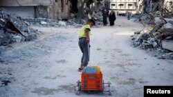 Палестинско дете влече контејнери со вода, среде тековниот конфликт меѓу Израел и Хамас, во јужниот дел на градот Газа, во Појасот Газа.