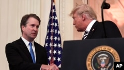 លោក​ប្រធានាធិបតី ដូណាល់ ត្រាំ (រូប​ស្តាំ) ចាប់​ដៃ​ជាមួយ​នឹង​លោក Brett Kavanaugh ចៅក្រម​តុលាការ​កំពូល​ នៅ​មុន​ពិធី​ស្បថ​ចូល​កាន់​តំណែង​របស់​លោក​នៅ​សេតវិមាន ក្នុង​រដ្ឋធានី​វ៉ាស៊ីនតោន កាលពី​ថ្ងៃទី៨ ខែតុលា ឆ្នាំ២០១៨។