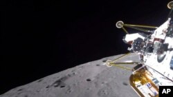 “Intuitive Machines” kompaniyasining “Athena” apparati Oyga yaqinlashmoqda, 2025-yill, 6-mart.