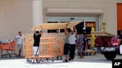 图为顾客从商店购买三合板。(2017年9月8日)