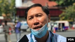 លោក​ នី សុខា​ ប្រធាន​ផ្នែក​សិទ្ធិមនុស្ស​ និង​ដីធ្លី​នៃ​សមាគម​ការពារ​សិទ្ធិមនុស្ស​អាដហុក​ ថ្លែង​ទៅ​កាន់​ក្រុម​អ្នក​សារព័ត៌មាន​ នៅ​ក្រៅ​តុលាការ​ក្រុង​ភ្នំពេញ ថ្ងៃ​ទី​២៩ ខែធ្នូ​ ឆ្នាំ​២០២០។ (ហ៊ុល រស្មី/វីអូអេ)​