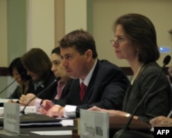 贸易副代表萨皮罗(右)等政府官员出席听证会