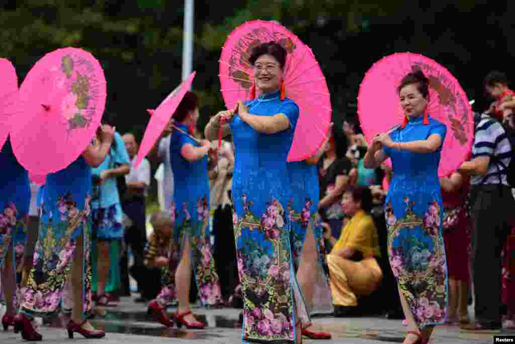 Des femmes en cheongsam en spectacle lors de la Journée internationale des droits des femmes, à&nbsp;Qionghai, en Chine, le 8 mars 2018.