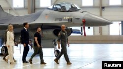 ولودیمیر زلنسکی، رئیس جمهوری اوکراین و مارک روته، نخست وزیر هلند، در پایگاه هوایی نظامی در آیندهوون. ۲۰ اوت، ۲۰۲۳.