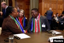 Penasihat hukum Presiden Afrika Selatan Ramaphosa, Nokukhanya Jele, mendengarkan Menteri Luar Negeri Afrika Selatan Naledi Pandor dan Duta Besar Afrika Selatan untuk Belanda Vusimuzi Madonsela di Mahkamah Internasional (ICJ) di Den Haag, Belanda, 26 Januari 2024. (Foto: REUTERS)