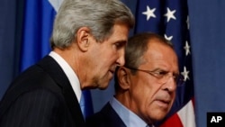 Menlu AS John Kerry (kiri) dan Menlu Rusia Sergei Lavrov melangsungkan pembicaraan serius mengenai Suriah di Jenewa, Swiss hari Kamis (12/9).