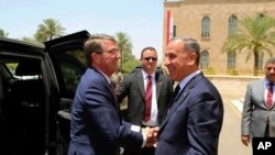 ​រដ្ឋ​មន្ត្រី​ការ​ពារ​ប្រទេស​អាមេរិក​ លោក​ Ash Carter (ឆ្វេង) ចាប់​ដៃ​ជាមួយ​លោក​ Khaled al-Obeidi រដ្ឋ​មន្ត្រី​ការពារ​ប្រទេស​អ៊ីរ៉ាក់​ នៅ​ក្រុង​បាកដាដ​កាល​ពី​ថ្ងៃទី​១១ ខែ​កក្កដា។