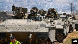 Pasukan Israel mengendarai kendaraan lapis baja ketika melakukan serangan dan operasi militer terhadap kubu militan yang diduga bersembunyi di kamp pengungsi di kota Jenin, wilayah Tepi Barat yang diduduki Israel pada 4 Juli 2023 lalu (foto: dok). 