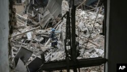 2022 年 11 月 23 日，乌克兰消防员在乌克兰扎波罗热地区维尔尼扬斯克一家受损的医院产科病房寻人