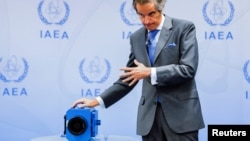 라파엘 그로시 국제원자력기구(IAEA) 사무총장이 9일 오스트리아 빈에서 열린 기자회견에서 이란 내 핵 시설 감시 현황에 대해 설명했다.