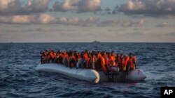 اکثر پناهجویان سوار بر قایق‌های مزدحم و فرسوده راه پرخطر دریایی را در پیش می‌گیرند