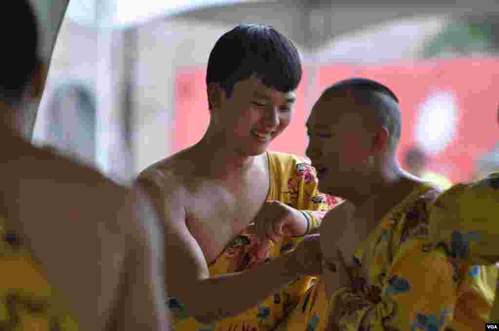Performers wait for their show at the Smithsonian Folklife Festival in Washington, June 25, 2014. (Regina Catipon/VOA)
