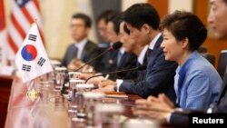 지난 25일 청와대에서 열린 미-한 정상회담에서 박근혜 한국 대통령(오른쪽)이 발언하고 있다. 