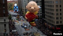 ប៉ោងៗ​យក្ស Charlie Brown កំពុង​ហោះ​នៅ​តាម​មហាវិថី 6th Avenue ក្នុង​ការ​ដើរ​ក្បួន​ក្នុង​ថ្ងៃ​ដឹង​គុណ​ Macy ក្នុង​សង្កាត់ Manhattan ក្រុង​ញូវយ៉ក កាលពី​ថ្ងៃទី២៤ ខែវិច្ឆិកា ឆ្នាំ២០១៦។