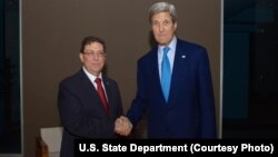 Gwamnan Jihar Edo Mr Godwin Obaseki, Yana Yi Wa Mata Dalibai Da Suka Kammala Koyon Sana&#39;ar Kanikanci Jwabi, Nuwamba 29, 2016