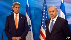 Menteri Luar Negeri Amerika John Kerry (kiri) dalam konferensi pers bersama PM Israel Benjamin Netanyahu di Yerusalem, Selasa (24/11).