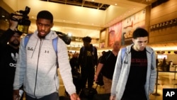 美国加州大学洛杉矶分校的三名因涉嫌在商店偷窃被中国警方扣留的大学生抵达洛杉矶国际机场。（2017年11月14日）