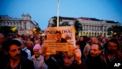 ბუდაპეშტში გამართული აქციის მონაწილეს უნგრული პოლიტიკური გაზეთის Nepszabadsag ბოლო გამოშვება უჭირავს