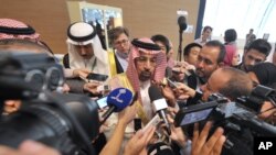 Le puissant ministre saoudien de l'Energie, Khaled al-Faleh, répondant aux questions de la presse, Alger, Algérie, le 27 septembre 2016. 