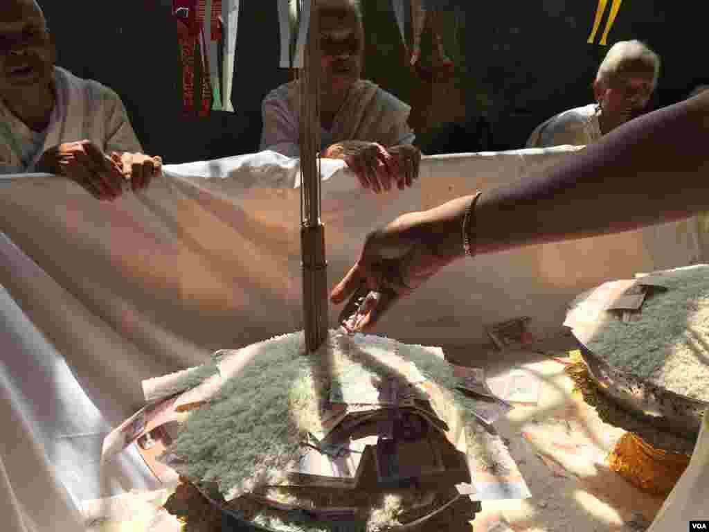 ប្រជាពលរដ្ឋ​​ខ្មែរ នៅ​ថ្ងៃ​បុណ្យ​ចូលឆ្នាំខ្មែរ​ ក្នុង​វត្តមួយ​ ក្នុង​រាជធានី​ភ្នំពេញ កាលពី​ថ្ងៃទី១៤​ ខែមេសា​ ឆ្នាំ២០១៧។ (កាន់ វិច្ឆិកា/ VOA)