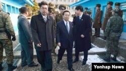 12일 남북 당국간 고위급 접촉이 판문점에서 열린 가운데, 북측 수석대표 원동연 통일전선부 부부장 일행이 군사분계선을 넘어 판문점 남측 지역 평화의 집으로 이동하고 있다.