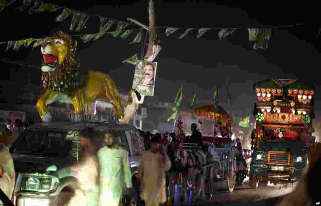 Supporters of Pakistan Muslim League, headed by former Prime Minister Nawaz Sharif, whose election symbol is a lion, rally in Islamabad, May 8, 2013. 