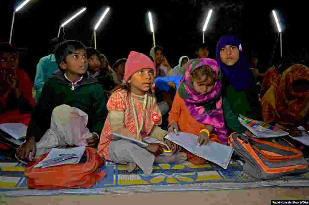 اسکول میں زیادہ تر ایسے بچے پڑھ رہے ہیں جو انتہائی غریب ہیں اور ان کے اہلِ خانہ ان کی تعلیم کے اخراجات برداشت نہیں کرسکتے۔