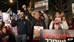 이스라엘군의 인질 오인 사살 이후 인질 석방 협상을 촉구하는 시위가 15일 밤 텔아비브에서 벌어지고 있다. 