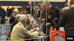 Warga AS berbondong-bondong memberikan suara dalam pemilihan pendahuluan di seluruh negara bagian New Hampshire, hari Selasa (9/2).