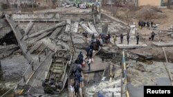 13일 우크라이나 수도 크이우(러시아명 키예프) 인근 이르핀에서 러시아군의 공세가 계속되고 있는 가운데, 주민들이 대피하고 있다. 