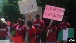 Masu zanga-zanga rike da alluna dake dauke da sakonni ga gwamnatin Najeriya, May 31, 2014.