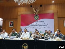 Konferensi Pers Rapat Koordinasi Kesiapan Pengamanan Masa Kampanye dan Tahapan Penghitungan Suara, Menko Polhukam bersama Kapolri, Panglima TNI, Ketua KPU, dan Ketua Bawaslu di kantor Kemenko Polhukam, Jakarta, Rabu (20/3). (Foto: VOA/Ghita)